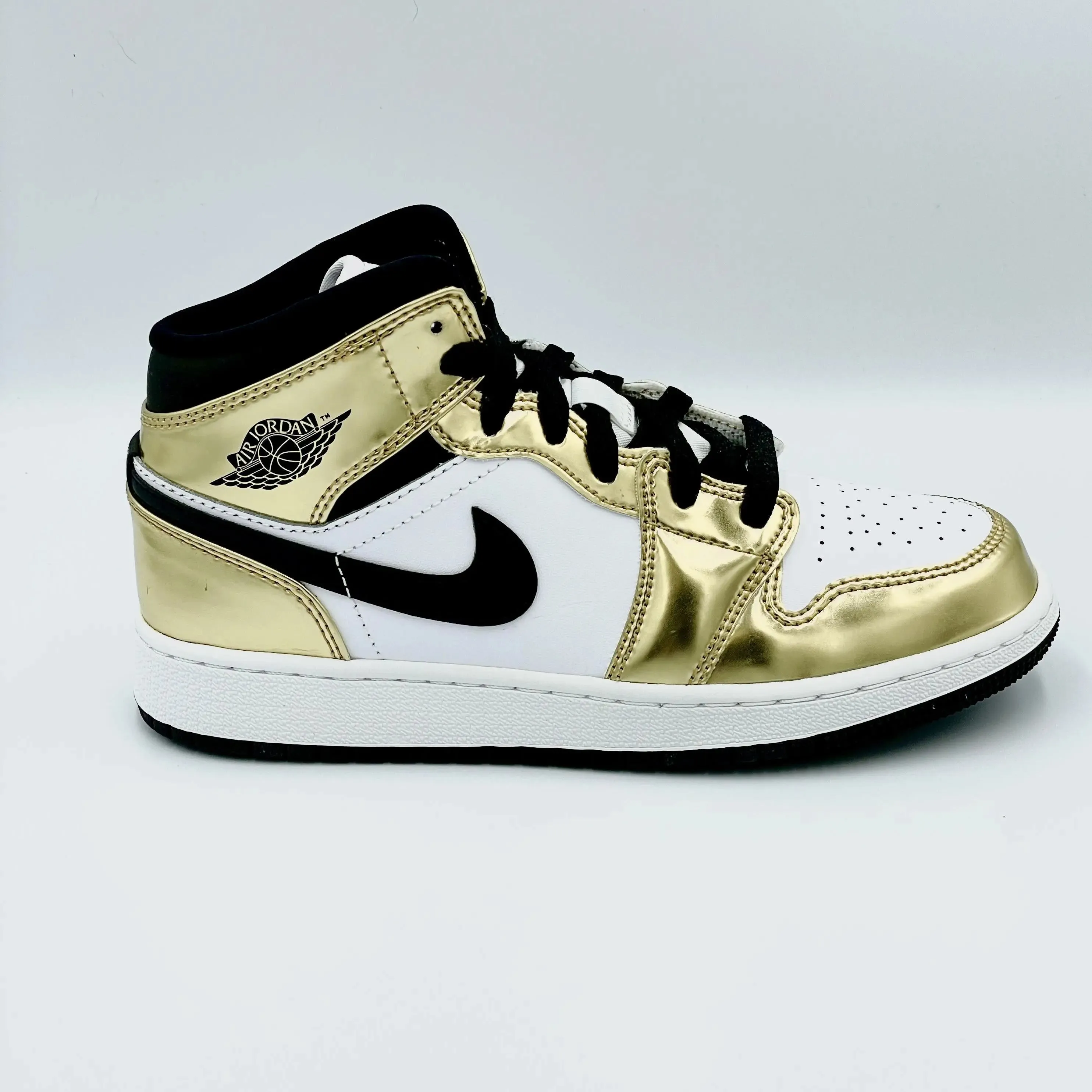 Jordan 1 Mid Metallic Gold Black White