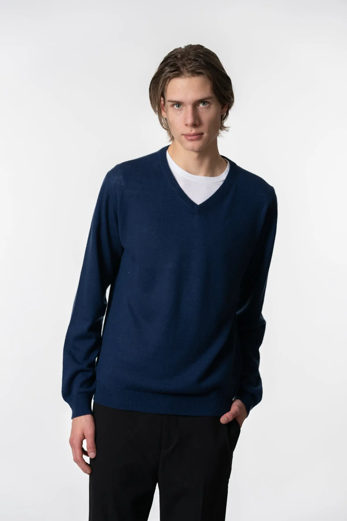 Merino Unisex V-Neck Sweater In Dark Blue